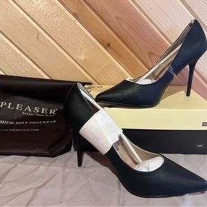 Black brand new in box.. never worn..size 8